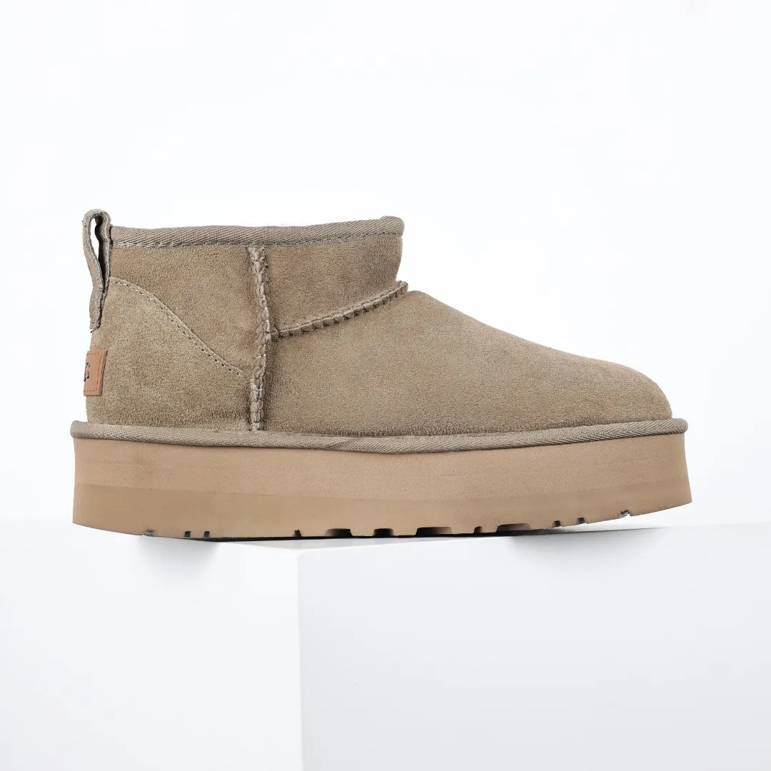 Pick up locally 💰560 The core recommendation is good price UGG Thick-soled short style Zhou Dongyu Same style series Xiaohongshu hot model Henan Longfeng leather production Sheepskin and wool integrated Top quality in the market 2-3 cm cashmere insole to keep warm in winter and suitable for home use UUG has launched a style series in the new year, partially skewed towards the preferences of young consumers, and has also been at the forefront of fashion trends. Shoe body material Water-repellent coated suede upper 17mm UGGPURE™ implanted wool insole Lightweight non-slip comfortable rubber outsole With brand LOGO Trademark Comes with full packaging Size: 35 36 37 38 39 40